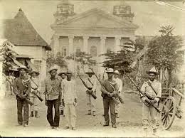 Spanish Soldiers And Filipinos In The Spanish Army With Two Filipino Prisoners Of War At Malabon With San Bartol The Spanish American War American War History