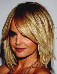 Getty images stufenhaarschnitte sind krisensicher und pflegeleicht. Frisuren 2020 Stufenschnitt Frisuren Kurz 2020 In 2020 Frisuren Haarschnitte Bob Frisur Naturlocken Frisuren