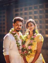 Trending Couple Varmala Designs This Wedding Season Kerala Wedding Photography Indian Wedding Photography Indian Wedding Pictures