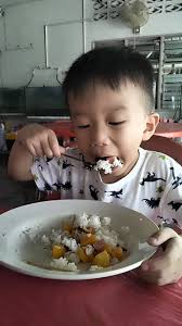 小孩的创意, ​​他竟然用芒果🥭🥭和午餐肉配饭吃, ​他说好吃 , ​好吧，你喜欢就好🫠, #不理解但尊重