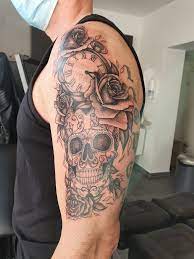 Parfois très sombres, ces tatouages peuvent se révéler être de vraies oeuvres d'art, et sont même parfois pleines de couleurs ! Encre Moi Projet Rose Horloge Et Tete De Mort Facebook