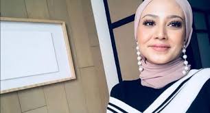Dalam satu rakaman live bigo live yang disebarkan. Isu Bigo Masih Panas Kini Fathia Latiff Dikecam Live Merokok Pula