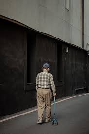 Use the cane on the opposite side of your injury, pain, or weakness (unless your healthcare provider tells you not to). Canes Physiopedia