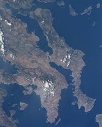 Il a un palais d'or situé au fond des mers, situé selon les sources, soit à aigéai (en achaïe), soit près du golfe de corinthe, ou encore près de l'île d'eubée. Eubee Wikipedia