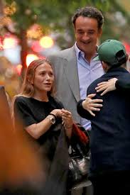 Pack your bowls of cigarettes and go! Mary Kate Olsen Et Son Divorce Avec Olivier Sarkozy Quand Closer