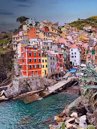 Cinque terre comme cinq villages les pieds dans l'eau avec leurs ports de pécheurs calfeutrés dans de superbes criques. Cinque Terre La Spezia Italia Outdoors