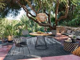 Maisons Du Monde 2020 Meubles Et Decoration Le Nouveau Catalogue Outdoor Est En Ligne Planete Deco A Homes World En 2020 Table De Jardin Ronde Table De Jardin Mobilier Jardin
