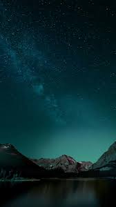 Rayo púrpura sobre el mar poderoso rayo paisaje nocturno increíble. Cielo Verde Oscuro Noche Fondos De Pantalla Verde Fondo De Pantalla Iphone Verano Empapelado De Galaxias