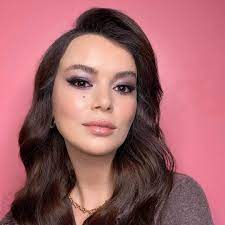 Șirin, care nu crede că bahar chiar e bolnavă și că e bolnavă grav, face totul ca să atragă atenția. Femeie In Infruntarea Destinului PostÄƒri Facebook