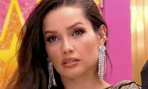 Jovem com doença rara busca reconhecimento como youtuber