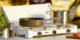 Wer beim campen kochen will, muss sich nicht nur von bratwurst und ravioli aus der dose ernähren. Die Campingkuche Schlanser Magazin