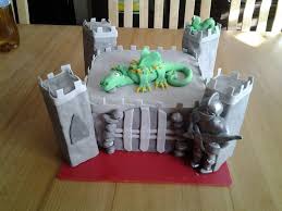 Burg Torte Mit Ritter Und Drache Torte Kindergeburtstag Kindergeburtstag Ritter Kuchen