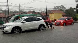Berikut wawancara cnnindonesia.com bersama manajer umum pt kahatex luddy sutedja. Rejeki Banjir Di Kawasan Pt Kahatex Para Remaja Ini Bisa Dapat Ratusan Ribu Dengan Hanya Mendorong Kendaraan Yang Mogok