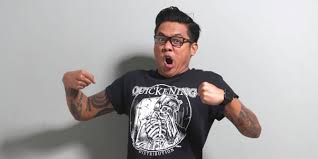 Merespons ramainya pengakuan wanita tersebut, gofar hilman pun memberi penjelasan melalui akun twitter ia meminta untuk siapapun mengkonfirmasi tuduhan tersebut ke dua saksi yang ia sebut. Gofar Hilman Perokok Keren Dari Jakarta Selatan