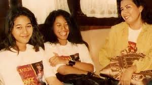 Shoppe jetzt online auf nike.com. Kondisi Terkini Ibunda Nike Ardila Penyanyi Legendaris Yang Meninggal 25 Tahun Lalu Di Usia Muda Tribun Jambi