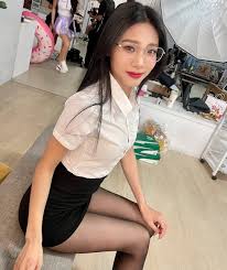 眼鏡妹女同事👉追蹤@timliaoig.beauty 傳送門: @joy_lee.91 —— 正妹性感女同事眼鏡妹甜美