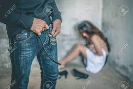 ジーンズをはいた男がレイプされた女を完成させた。犯罪の概念。犯罪の概念。の写真素材・画像素材 Image 145953597