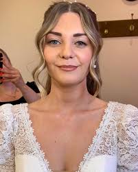 We can do matte skin with a glow in all the right places at  @beprettylikeyou_x too ☺️✨ Here's gorgeous bride @sophbritt demonstrating  that look perfectly last Saturday 🤩✨ She also let those