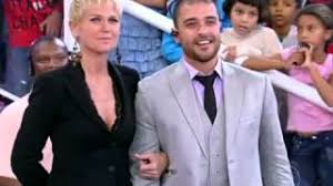 Diogo nogueira acompanha desfile que homenageia seu pai. Diogo Nogueira Canta Musica Do Pai Youtube