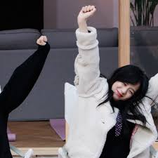 I thought of the game jisoo plays in ep 1 of blackpink house (around the 5 . Ig Blackpink House Ig Update Blackpink Jisoo Jennie Rose Lisa Blackpinktv Blackpinkhouse Blackpink Jisoo Blackpink South Korean Girls