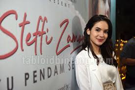 Dengarkanlah lagu ku dengarkanlah kisah ku tak terlalu happy tak terlalu sedih ini bukang dongeng memang benar tentang kisah nyataku. Lirik Lagu Kupendam Sendiri Steffi Zamora Tabloidbintang Com