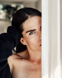 flores por doquier. . . Flores, flores y más flores. Una tina con agua y  flores, un barniz rojo y una camisa de hombre. Mi tatuaje que me recuerda  que la belleza