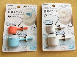 セリアやキャンドゥ ナチュラルキッチンなどの100均で売っている ミルクパン型計量スプーン が今ミニチュア好きのあいだで話題になっています この商品 本来は 計量スプーン なのですが お人形遊びにもぴったりなサイズで とにかくとっても可愛いんです 計量