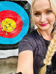 Found this one a few days ago 2nd hand for cheaps and I couldn't resist. 🤣  Despite being an older design it shoots amazing, tillered to -9mm with  gillo Q5 limbs. Oh,