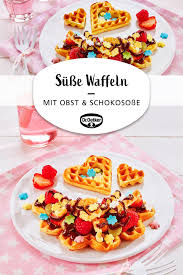 Susse Waffeln Mit Obst Und Schokososse Rezept Susse Waffeln Dessert Rezepte Schnell Schokososse