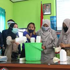 Jalur mandiri merupakan salah satu seleksi masuk yang diperuntuk untuk siswa semua lulusan setara dengan sekolah menengah atas, pendaftaran ini dilaksanakan melalui ujian lokal jalur ini juga menawarkan semua program studi yang ada di polinema dapat dilakukan pendaftaran, untuk bisa mendaftar jalur ini peserta dikenakan biaya dan membayar. Kelurahan Bandulan Gandeng Polinema Ajarkan Pembuatan Handsanitizer Dan Disinfektan Mandiri