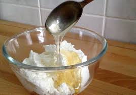 Probieren sie es einfach mal aus. Peeling Maske Und Badesalz Honig Auf Die Haut Berlinerhonig Blog