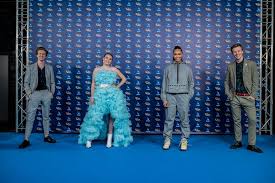 Michiel callebaut had minder geluk en kon genieten van een smosdouche. In Beeld Bv S Poseren Op De Blauwe Loper Van Het Gala Van De Gouden K S Showbizz Hln Be