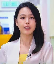 Missy輸比九頭身？ 而家偷拍也可見報唔怪知後面兩個黑衣人笑得咁開心～