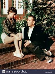 Dwaj bracia z zamożnej rodziny zakochują się w córce szofera. Audrey Hepburn Humphrey Bogart Sabrina 1954 Stockfotografie Alamy