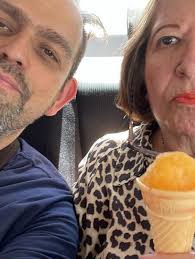 Tomando café en la actualización con ￼Ricardo Arcos-Palma y José Orlando  Salgado en el Quipile Coffee Roasting en Parkway Drive, Bogotá.