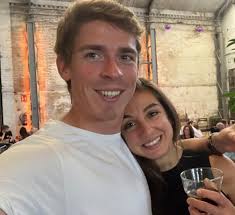 Hi! 👋 We're Jelle (30) and Kat (34),