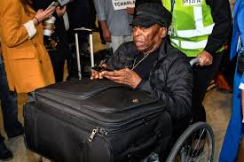 Les produits officiels de la seleção sont à retrouver sur foot.fr : Pele Reste En Observation A L Hopital Au Bresil Loop Haiti