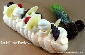 Buche Pavlova Dans Une Meringue Croquante Et Moelleuse A La Fois Garni D Un Cremeux Fruit De La Passion Et Framboises Fraiches R Pavlova Cake Design Desserts
