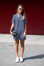 A Graphic Zara Dress Paired Surprisingly Well With Sneakers Hot Shots The Best Street Style At Nyfw Updated Popsugar Fashion Photo 167 Spring Outfits Casual Fashion Cool Street Fashion