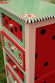Die farbe ihrer möblierung ist ein der wichtigsten schwerpunkte bei einer zimmergestaltung. Diy Dekoideen Fur Bemalte Mobel Verzieren Sie Ihr Altes Mobiliar