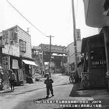 1950年 昭和25年 小田急小田原線 豪徳寺駅前 正面に見える鉄道の高架が小田急小田原線 古写真 昔 古い写真