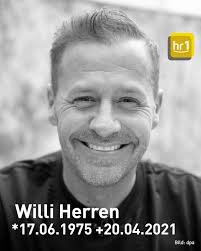 Schauspieler und Sänger Willi Herren ist tot. Der 45-Jährige, der in  Deutschland erstmals durch seine Rolle in der Lindenstraße bekannt wurde,  starb in seiner Wohnung in Köln.