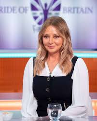 Carol jean vorderman mbe ma (bedford, 24 de dezembro de 1960) é uma personalidade da mídia britânica, mais conhecida por apresentar o game show countdown por 26 anos, de 1982 à 2008, como colunista de jornal e autora nominal de livros educacionais e de dieta, 1 além de ser a apresentadora anfitriã do prêmio anual pride of britain desde 1999. Carol Vorderman Birthday Wiki Bio Net Worth Married Husband Patrick Child Age Facts Parent Height Countdown Pride Of Britain Award Books