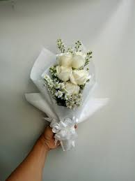 Sesuaikan juga dengan ukuran kelopak agar hasil akhir buket nanti memiliki ukuran yang seimbang. Jual Buket Bunga Wisuda Bunga Mawar Putih Asli Bucket Mawar Hand Bouquet Di Lapak Freshcut Flowers Bukalapak