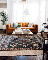 Bunte 1930er Hotelette Dallas Airbnb Home Tour 1930er Jahre Airbnb Farbe Dallas Wohnzimmer Ideen Living Room Warm Living Room Orange Eclectic Living Room