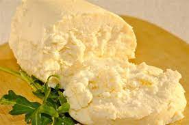 Brânză de burduf is a salty type of romanian cheese, made with sheep (or occasionally buffalo) milk.12 it has a strong flavour and slightly soft in. Burduf Kase BranzÄƒ De Burduf Locker Und Luftig Jetzt Bei Winklerswurst Bestellen Winklerswurst De
