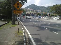 22 tahun 2009 pasal 59 ayat (5) penggunaan lampu isyarat dan sirine sebagaimana dimaksud pada ayat (1) dan ayat (2), hanya beberapa kendaraan yang dapat menggunakan lampu isyarat berupa strobo atau lampu lainnya. Jln Sg Dua Depan Tesco Extra Mendekati Simpang Lampu Isyarat Dengan Jln Pekaka 1 Kali Ini Lukisan Anak Panah Jalan Yang Mencukup Street View Street Scenes