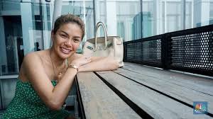 Posenya pun tak kalah seksi, nikita mirzani tiduran di atas pasir pantai. Kala Nikita Mirzani Protes Keras Ke Anies Soal Psbb Total Dki