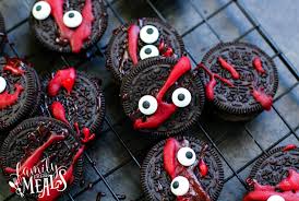 Maybe even in a halloween cookie sucker holder ?! Spooky Halloween Oreos Family Fresh Meals
