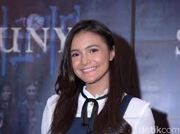 Jenny elig of metromix wrote that the film does its job well.1. Amanda Rawles Ubah Penampilan Demi Film Baru